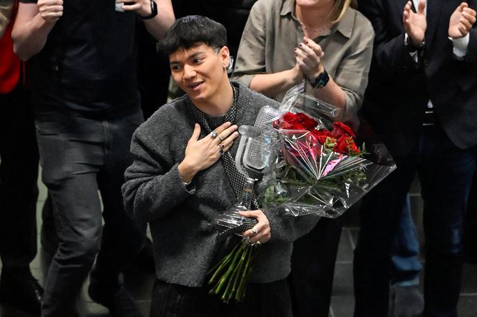 Zmagovalec Evrovizije prispel domov | Zbranim, ki so ga pričakali v velikem številu, je Johannes Pietsch (JJ) delil avtograme in objeme ter se z njimi fotografiral. | Foto Reuters