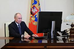 Redko viden posnetek Putina za računalnikom #video