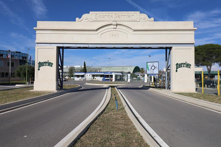 Odločitev, da voda, ki jo Perrier ustekleniči, ni več naravna mineralna voda, bi lahko bila hud udarec za to svetovno znano blagovno znamko. | Foto: Shutterstock