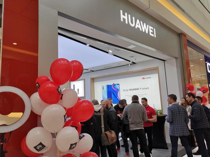 Prvi Huawei Experience Store v Sloveniji je v ljubljanskem nakupovalnem središču Citypark. | Foto: Srdjan Cvjetović