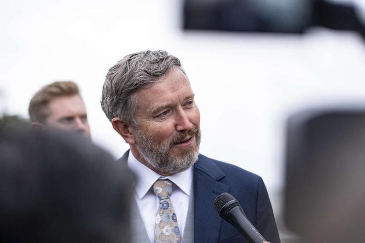 Republikanski kongresnik Thomas Massie je bil junija letos močno kritičen do ameriških zračnih napadov na Iran, zaradi česar si je prislužil gnev predsednik ZDA Donalda Trumpa. Ta je bil dodatno nezadovoljen tudi zaradi Massiejevih glasnih pozivov k objavi zloglasnih dosjejev o Jeffreyju Epsteinu.  | Foto: Guliverimage