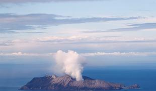 Po izbruhu vulkana na Belem otoku v bolnišnici umrla še ena oseba