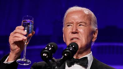 Joe Biden na večerji za dopisnike Bele hiše zbadljiv do Donalda Trumpa #video
