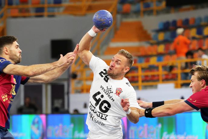 Blaž Janc (Barcelona), Luka Cindrić (Veszprem) | Blaž Janc (levo) je za Barcelono zabil dva gola, a se je zmage veselil Veszprem Luke Cindrića (v sredini). | Foto Guliverimage