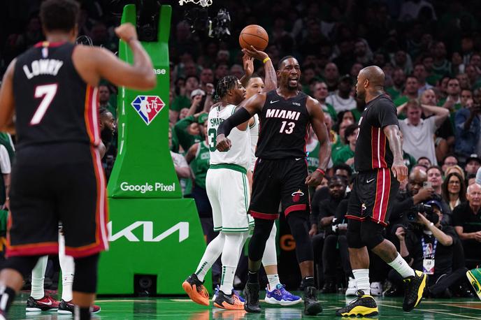 Miami Heat Boston Celtics | Člani Miami Heat so na gostovanju pri Boston Celtics slavili s 109:103, voz je po poškodbi Jimmyja Butlerja, ki v drugem polčasu ni igral, vlekel Bam Adebayo. | Foto Reuters