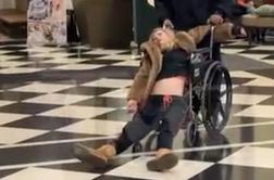 Zvezdnico iz hotela odpeljali z reševalnim vozilom #video