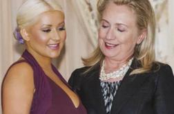 Hillary bulji v prsi Christine Aguilera