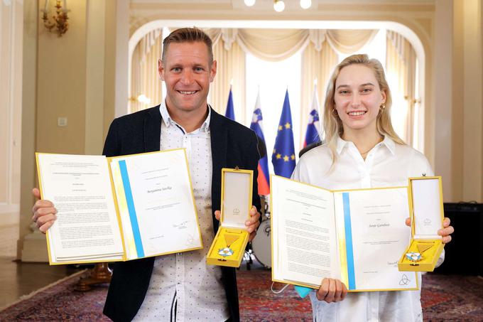 Garnbretova je odlikovanje prejela s kanuistom Benjaminom Savškom, ki ju poleg odlikovanja druži tudi olimpijski naslov.  | Foto: Daniel Novaković/STA