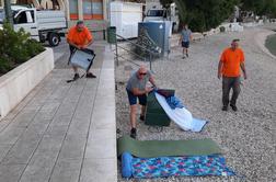 Na hrvaški plaži zjutraj pobrali vse brisače in jih odpeljali