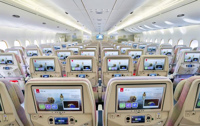 Emirates ima v svoji floti le še letali boeing 777 in airbus 380. V njih dela več slovenskih pilotov in kabinskega osebja. Letalo boeing 777-300 ER lahko sprejme od 360 do 428 potnikov. Na dolgih letih mora biti zanje poskrbljeno tudi za zabavo in krajšanje časa. | Foto: Emirates
