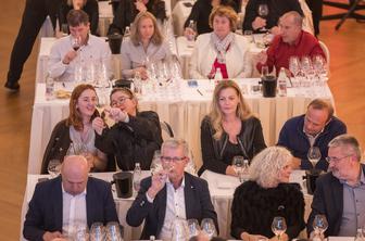 Dobrodelni rekord: za liter chardonnayja iz koprske kleti iztržili 135 evrov