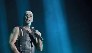 Pevca skupine Rammstein udeleženka koncerta obtožila zlorabe in napada