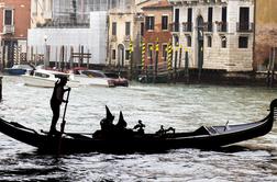 Turisti v Benetkah z gondole popadali v kanal #video