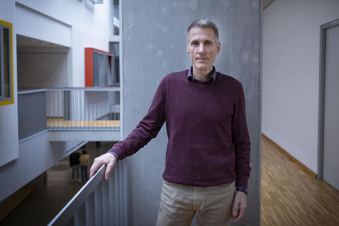 Marko Bajec | Dejstvo je, da znanosti in razvoja ne moremo ustaviti. Lahko pa se naučimo z njima živeti in izkoristiti prednosti, ki jih prinašata. Zdaj smo v fazi velikega tehnološkega preskoka – generativna umetna inteligenca je res preboj, kakršnega desetletja prej ni bilo.  | Foto Ana Kovač