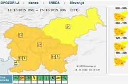 Meteorna voda zaliva kleti, reke bodo naraščale (video)