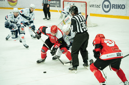 Jeseničani do tesne zmage na derbiju začelja