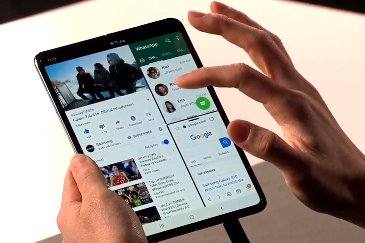 Prvotno načrtovan začetek prodaje 28. aprila so morali prestaviti, ker se je nekaterim preizkuševalcem razbil zaslon. Samsung je odgovoril, da se je to zgodilo zaradi zmotne odstranitve trajne zaščitne prevleke, za katero so zaradi podobnega videza nekateri mislili, da je tista, ki jo je treba odstraniti pred prvo uporabo. | Foto: YouTube / Posnetek zaslona