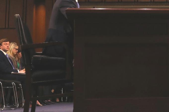 Fotografijo smo malce osvetlili, da se bolje vidi nenavadno sedišče, ki ga je Kongres ZDA na zaslišanjih namenil Zuckerbergu. Mark Zuckerberg je visok 1,71 centimetra. To je malce pod svetovnim povprečjem, a vseeno ne tako malo, da bi moral sedeti na takem stolu.  | Foto: Reuters