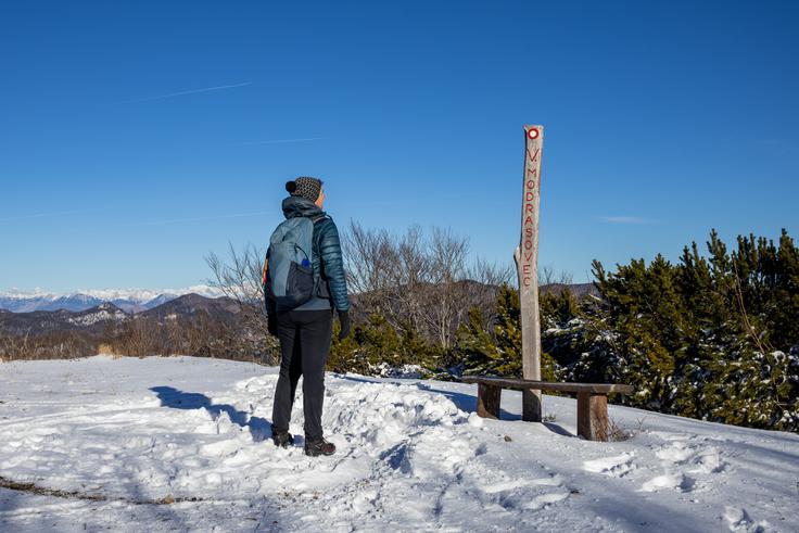 Na Velikem Modrasovcu, kjer je bila nekoč vojaška stavba in razgledna piramida, se danes razgled odpira le proti severu. | Foto: Matej Podgoršek