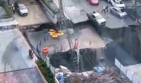 Šokanten posnetek: pred očmi se jim je vdrla cesta, nastala je 50 metrov globoka luknja #video