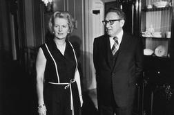 Ikonična oblačila Thatcherjeve na dražbi