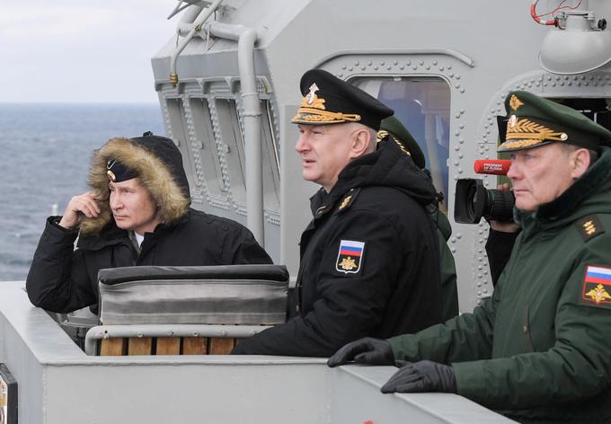 Ruski predsednik Vladimir Putin (levo), vrhovni poveljnik ruske mornarice admiral Nikolaj Jevmenov (v sredini) in general Aleksandr Dvornikov (desno). | Foto: Reuters