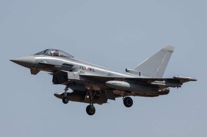 Eurofighter | "Če bo ruski predsednik Vladimir Putin preizkušal naše meje, bodisi na Poljskem, v Estoniji ali drugje, se bomo odzvali odločno, hitro in učinkovito," je še dejal nemški obrambni minister Boris Pistorius. Po navedbah ministrstva bodo bojni letali na Poljsko napotili med decembrom in marcem. | Foto STA