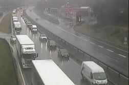 Na primorski avtocesti gori vozilo