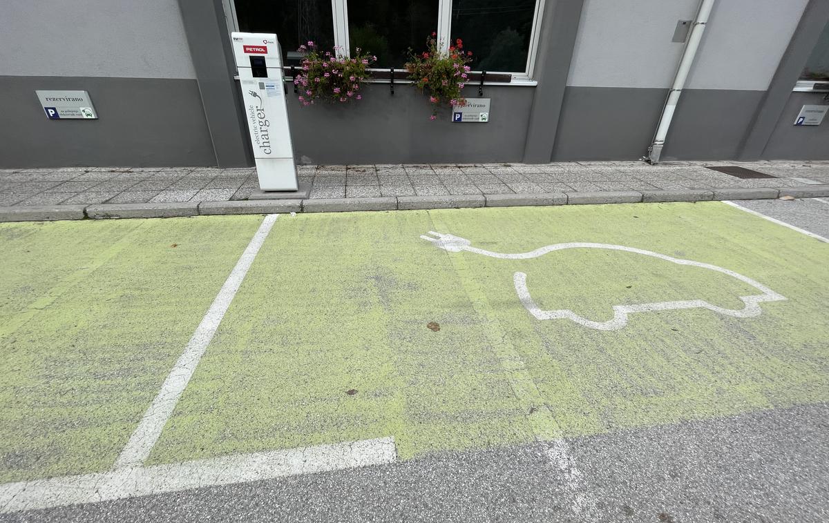električna polnilnica | Voznikom električnih vozil je premalo polnilnih postaj, vsem pa je premalo parkirnih mest. | Foto Gregor Pavšič