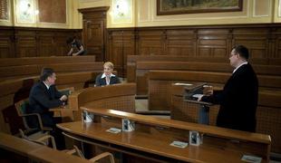 Mojca noče v Stožice, Zoran ne vidi botrov