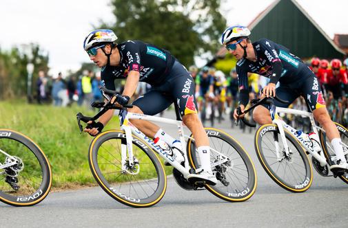 Kolesarji padali kot domine, odstop treh iz Rogličeve ekipe #video