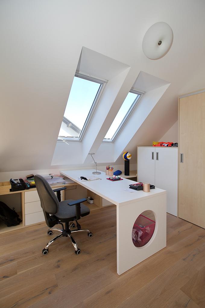 Okna so na idealni višini za pisarno: sedečemu ne motijo koncentracije pri delu, stoječemu pa omogočajo razgled na okolico. Naravna svetloba, ki pada na površino mize z leve strani, je kot nalašč za desničarja. | Foto: 