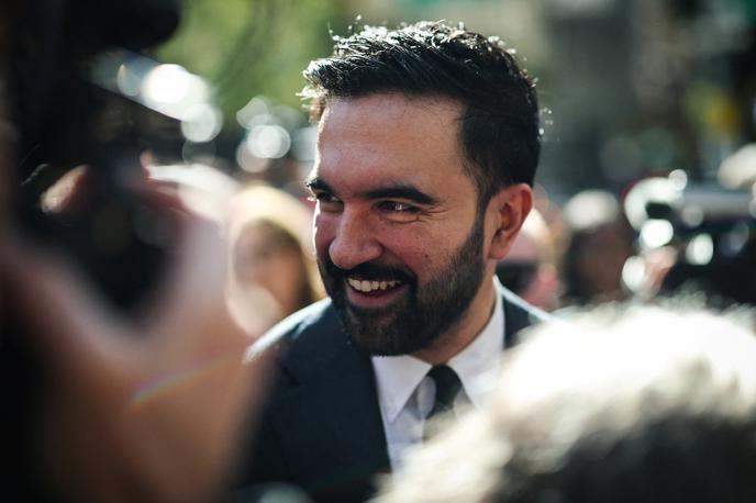 Zohran Mamdani | Zohran Mamdani v svoji predvolilni kampanji med drugim napoveduje 200 tisoč novih poceni stanovanj, subvencionirane špecerije in podvojitev minimalne plače na 30 dolarjev na uro. | Foto Reuters