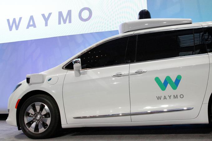 Waymo je eden izmed razvijalcev tehnologije za avtonomno vožnjo, vendar vgradnjo v serijske avtomobile zavira visoka cena laserskega čitalnika. | Foto: Reuters