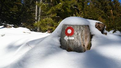Sončen in vroč konec tedna bo, a pozor: v gorah je še zima!