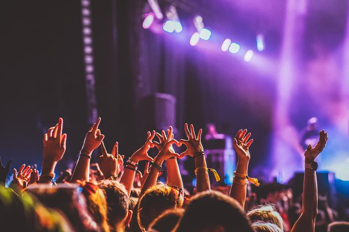 koncert | V raziskavi so tudi ugotovili, da besedila v vseh žanrih postajajo bolj zlovoljna. Poleg tega podatki kažejo, da se je delež pozitivnih čustev v rhythm 'n' bluesu, popu in countryju zmanjšal, medtem ko imajo v rapu čustva danes večjo vlogo kot pred nekaj desetletji. | Foto Shutterstock