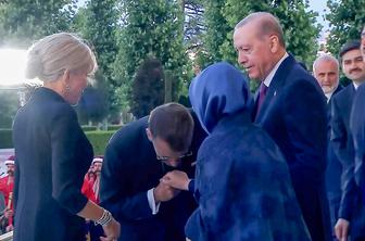 Macron v nerodnem položaju: Erdoganova žena je zavrnila njegov poljub #video