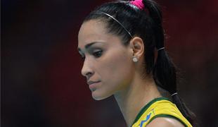 Brazilska lepotička v solzah: Ne bom več igrala odbojke! (video)