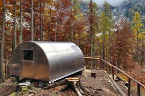 Bivak iz pločevink krasi Zlatorogovo kraljestvo