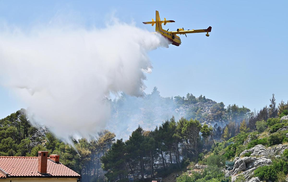 Dalmacija požar | Požar gasi kanader.  | Foto Pixsell/Matko Begovic