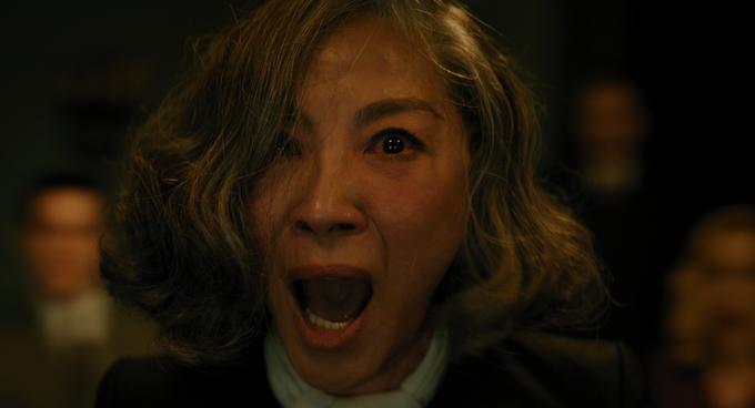 Michelle Yeoh v vlogi vedeževalke, ki obljublja stik z onstranstvom, sredi seanse. | Foto: Blitz Film & Video Distribution