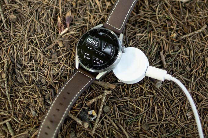 Pametna ura Huawei Watch 3 Pro prejema energijo z brezžičnim polnjenjem, najlažje s priloženo polnilno zibelko. | Foto: Ana Kovač