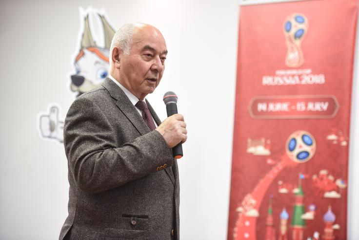 Ruski veleposlanik v Sloveniji je ponosno pojasnil, da je dogodek v Ljubljani sovpadel z velikim dogodkom v Rusiji. ''Danes je bila v Kremlju inavguracija predsednika Vladimirja Putina, na kateri je bil tudi predstavnik Slovenije. Temu dogodku namenjam tako veliko pozornosti, ker je Vladimir Putin aktivno pripomogel k temu, da bo SP v Rusiji. Osebno tudi nadzoruje priprave na prvenstvo,'' je zaupal.  | Foto: STA ,