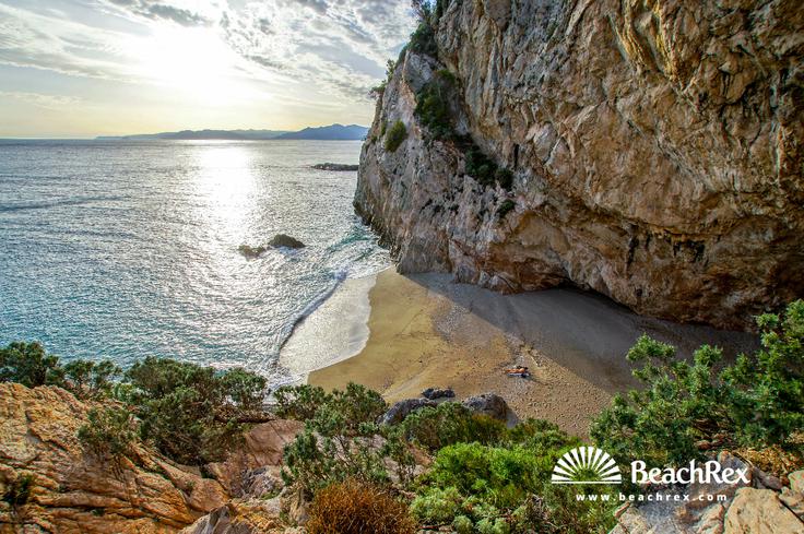 "Plaža Punta Crena pri italijanskem mestu Varigotti v Liguriji mi je ostala v prav posebnem spominu. Če ste peš, torej brez čolna, lahko do nje pridete le s spustom po vrvi čez steno." | Foto: BeachRex