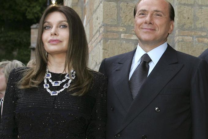 Silvio Berlusconi je rad v bližini lepih žensk, zato se je njegova žena Veronica pred sedmimi leti ločila. | Foto: Reuters