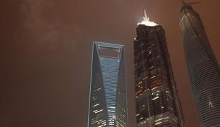 Petnajst minut groze za čistilca oken na sedmi najvišji stavbi na svetu (video)