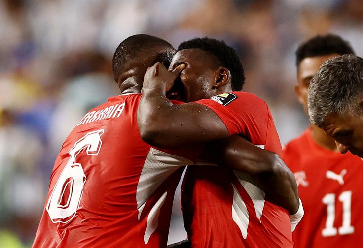 Breel Embolo je po prejetem rdečem kartonu v solzah zapuščal igrišče. | Foto: Reuters
