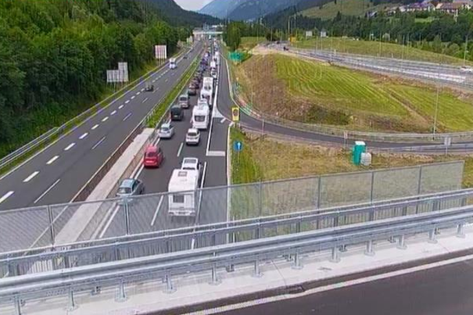 Karavanke zastoj | Kolona pred predorom Karavanke proti Avstriji | Foto promet.si