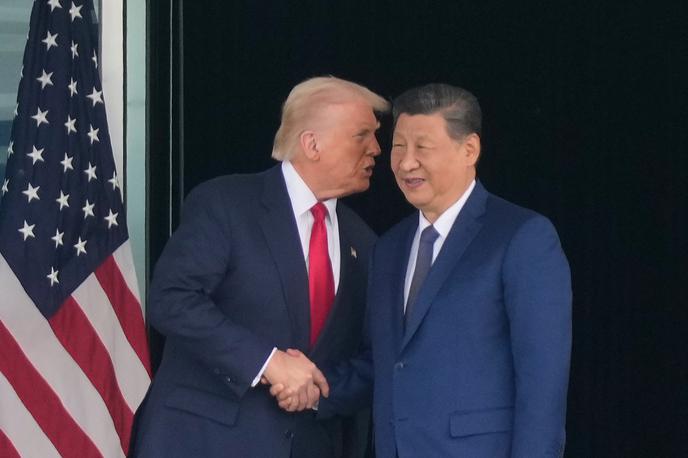 Donald Trump in Ši Džinping v Južni Koreji oktobra 2025 | Odnosi med dvema največjima svetovnima gospodarstvoma so se letos močno zaostrili, saj sta Washington in Peking uvajala vse višje carine na uvoz blaga iz druge države.  | Foto Guliverimage