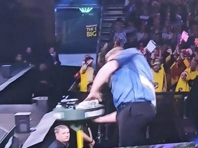 Cameron Menzies ni dobro sprejel poraza #video